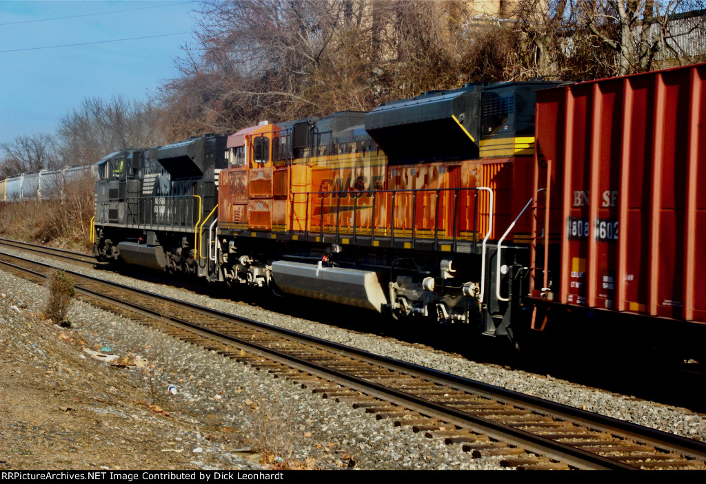 BNSF 9076 and NS 1111